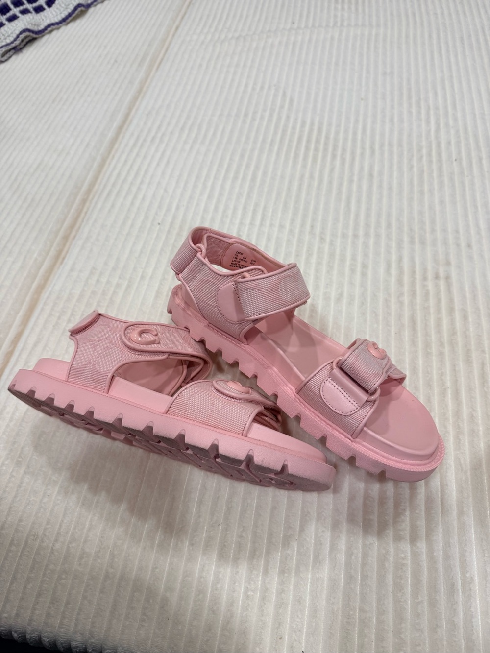 Women’s 7.5 Coach Pink Hook-and-Loop Brynn Sandal In Signature Canvas - Picture 2 of 5